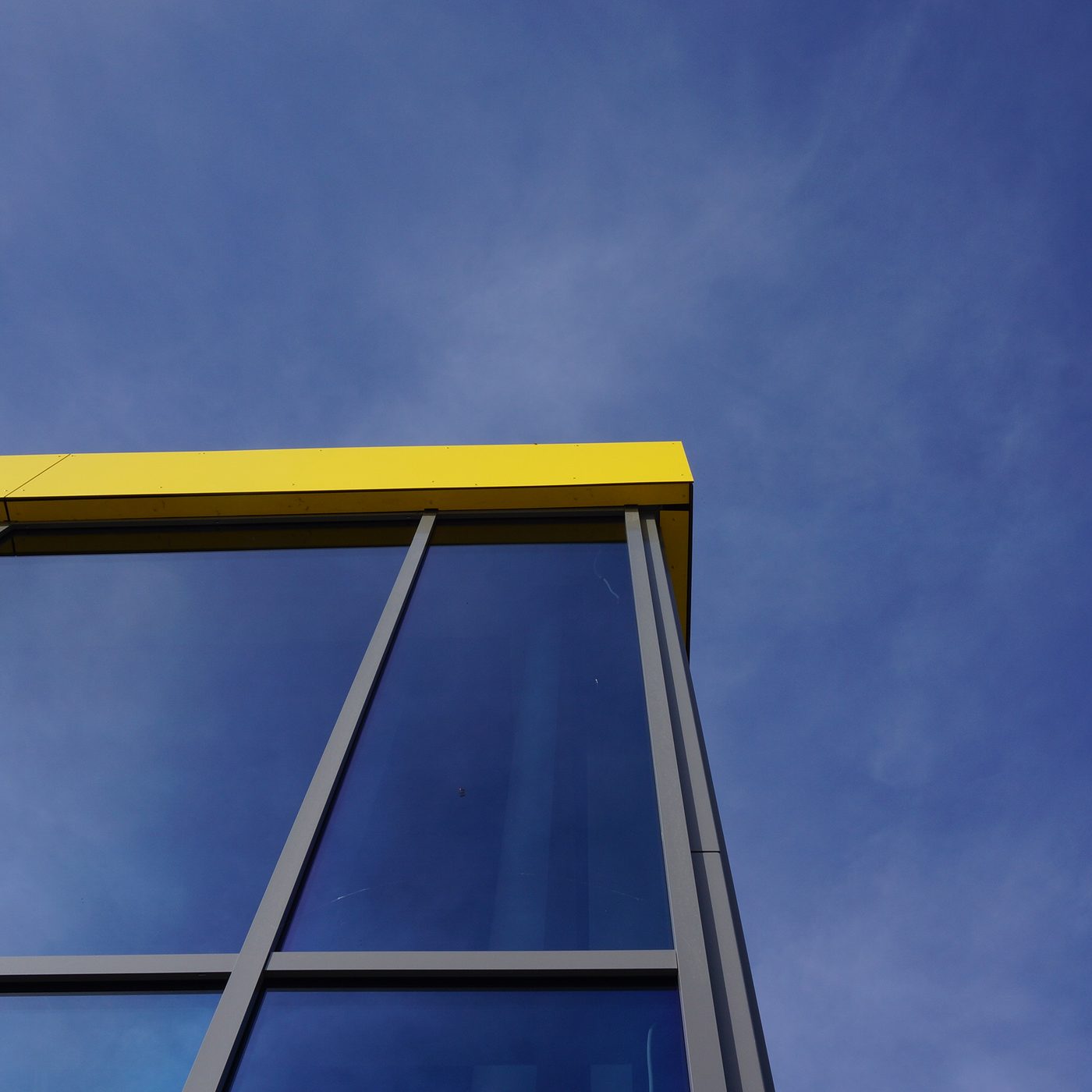 Gelber Stahlrahmen vor blauem Himmel