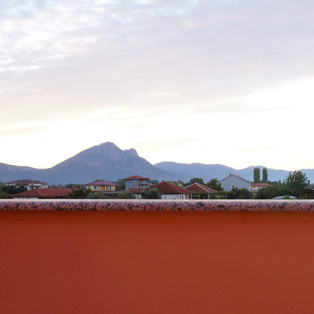 Rote Brüstung mit Blick auf die Berge